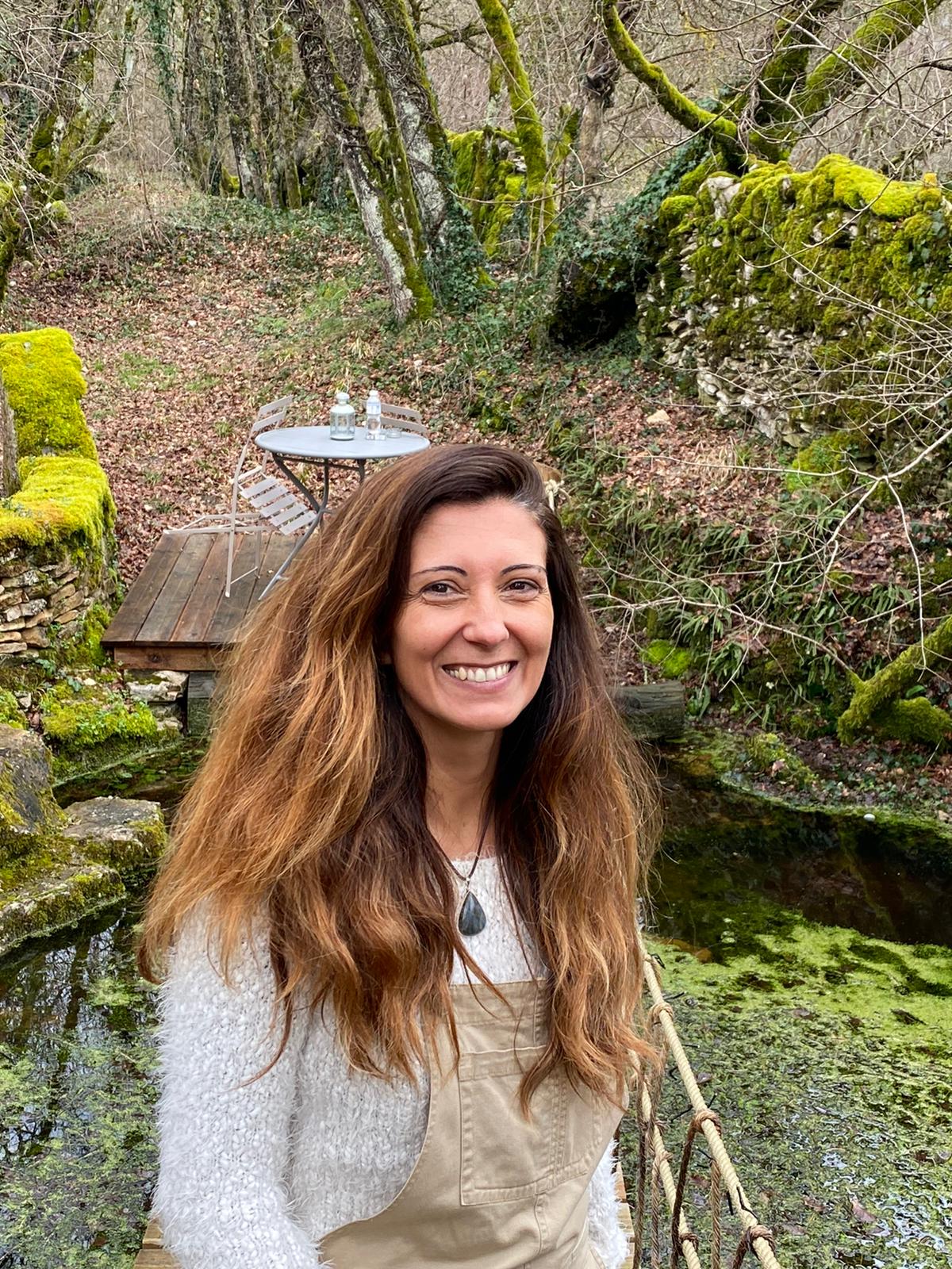 Femme souriante dans la nature